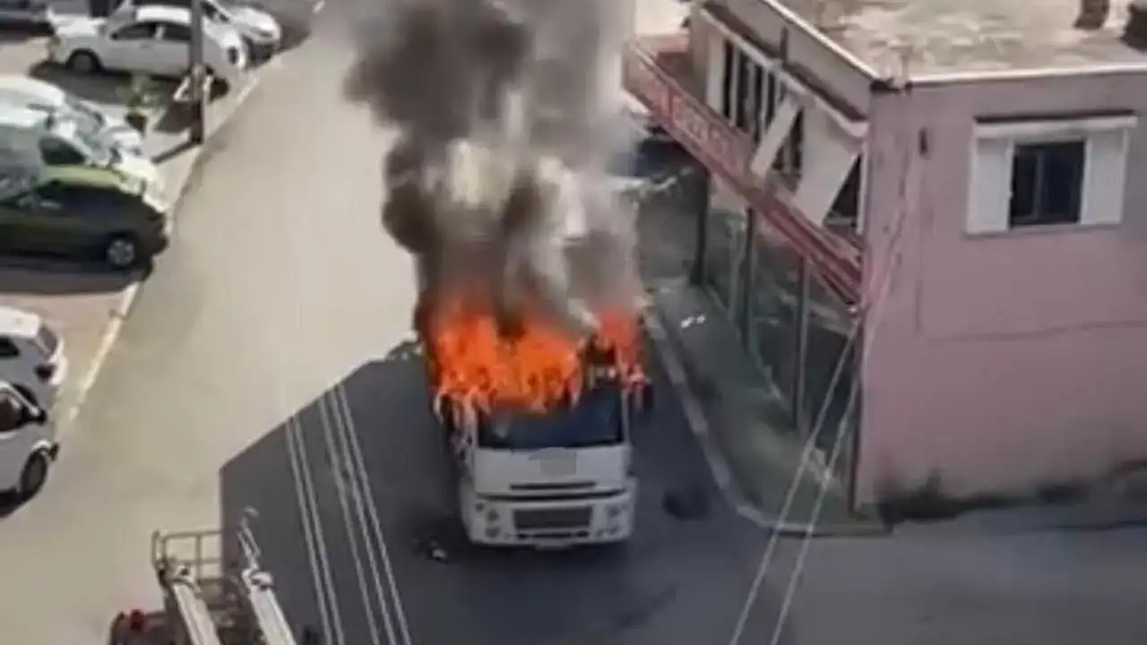 Serik’te Park Halindeki Kamyon Alev Topuna Döndü! 2